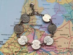 Dubbeltje muntarmband met zeven Nederlandse munten uit verschillende jaren, met zilveren en gouden munten aan metalen schakels.