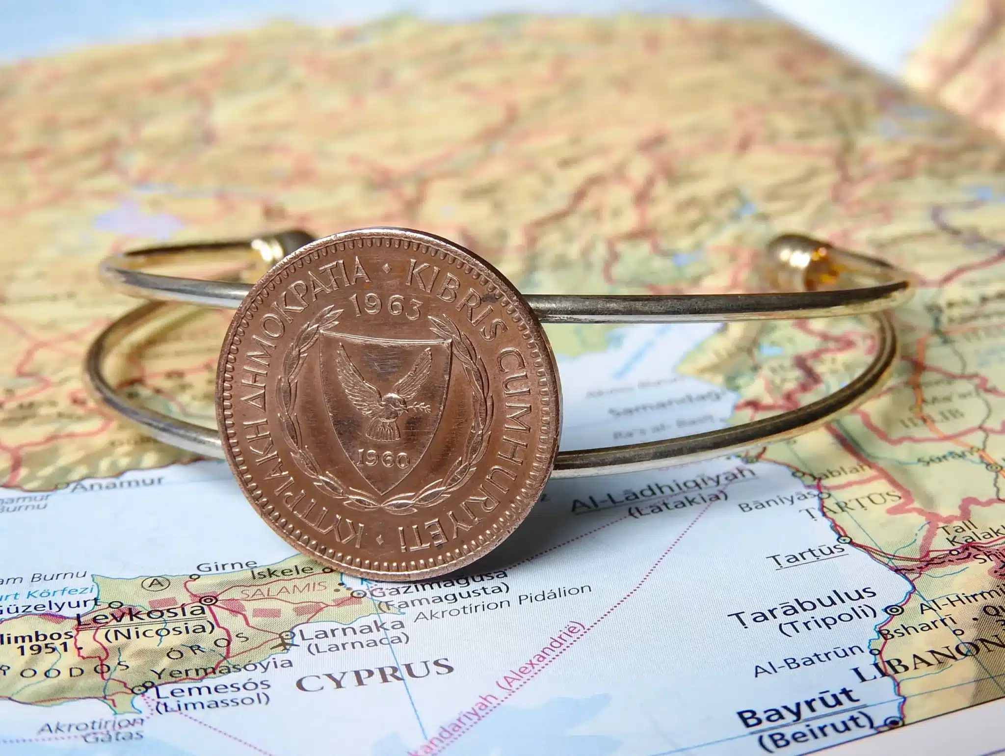Bronzen Cyprus muntarmband manchet met munt uit 1963 met wapen, aan te doen om de pols.