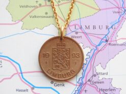 Goudkleurige muntketting met bronzen Limburg rijkspenning uit 1993, hangend aan gourmet schakels.