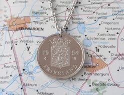 Zilveren rijkspenning Friesland uit 1994 aan kettinghanger, getoond op Friese kaart.