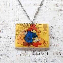 Paddington beer op koffer postzegelketting, sleutelhanger