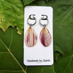 Dahlia oorringen met paars-witte druppelvormige hangers aan zilveren ringetjes, handmade by Charlie.