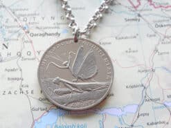 Zilveren ketting met Kazachstaanse munt hanger waarop een bidsprinkhaan is afgebeeld.